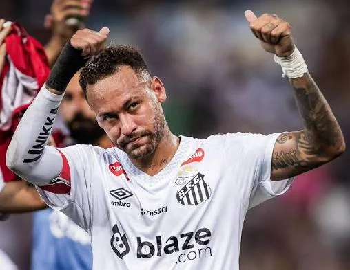 Neymar evita la altura de Cuenca